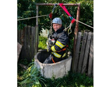 Pisică salvată de pompieri dintr-o fântână de 15 metri, la Cocorăștii Colț