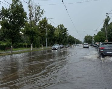 Străzile din zona de vest a Ploieștiului, inundate după o scurtă ploaie torențială Străzile din zona de vest a Ploieștiului, inundate după o scurtă ploaie torențială