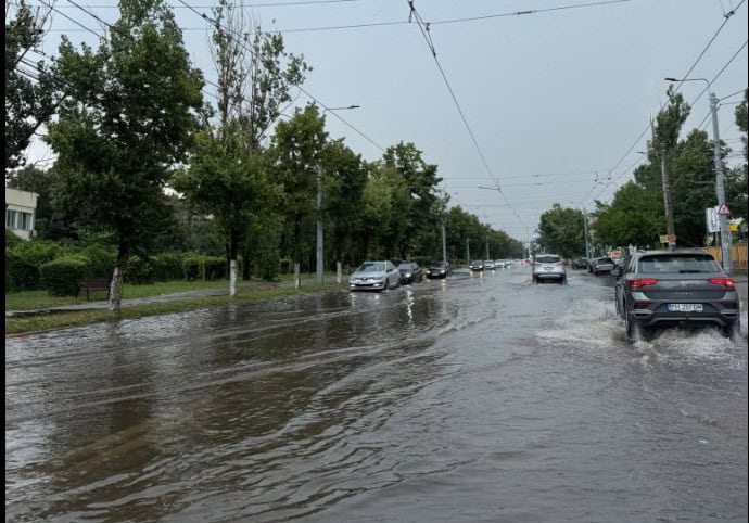 Străzile din zona de vest a Ploieștiului, inundate după o scurtă ploaie torențială