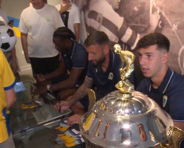 După fotbalul-șampanie avem și fotbalul-poezie, dedicat derbiului Petrolul-Rapid După fotbalul-șampanie avem și fotbalul-poezie, dedicat derbiului Petrolul-Rapid