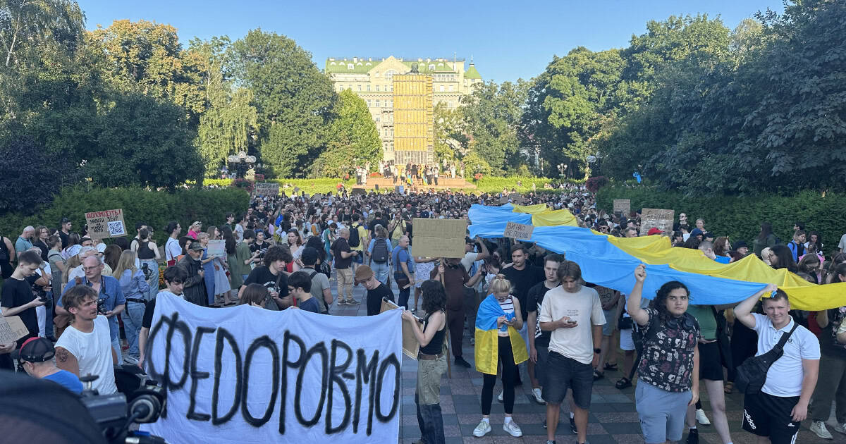 Protestele din Ucraina intră în a treia săptămână: Mii de oameni îi cer lui Zelenski să-l readucă pe Mihailo Fedorov la Apărare
