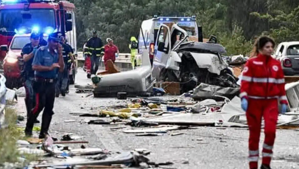 Accident grav în Italia: 6 persoane au murit, iar 27 au fost rănite. Spitalele s-au mobilizat după „scenele de război”