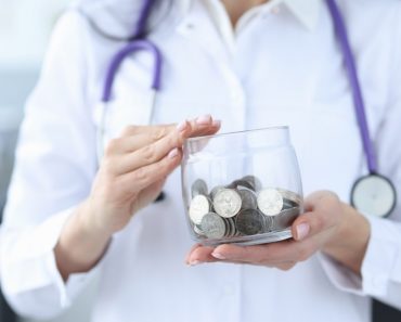 Viața unui medic român în America. Ce salariu are și cu câți bani rămâne la finalul lunii