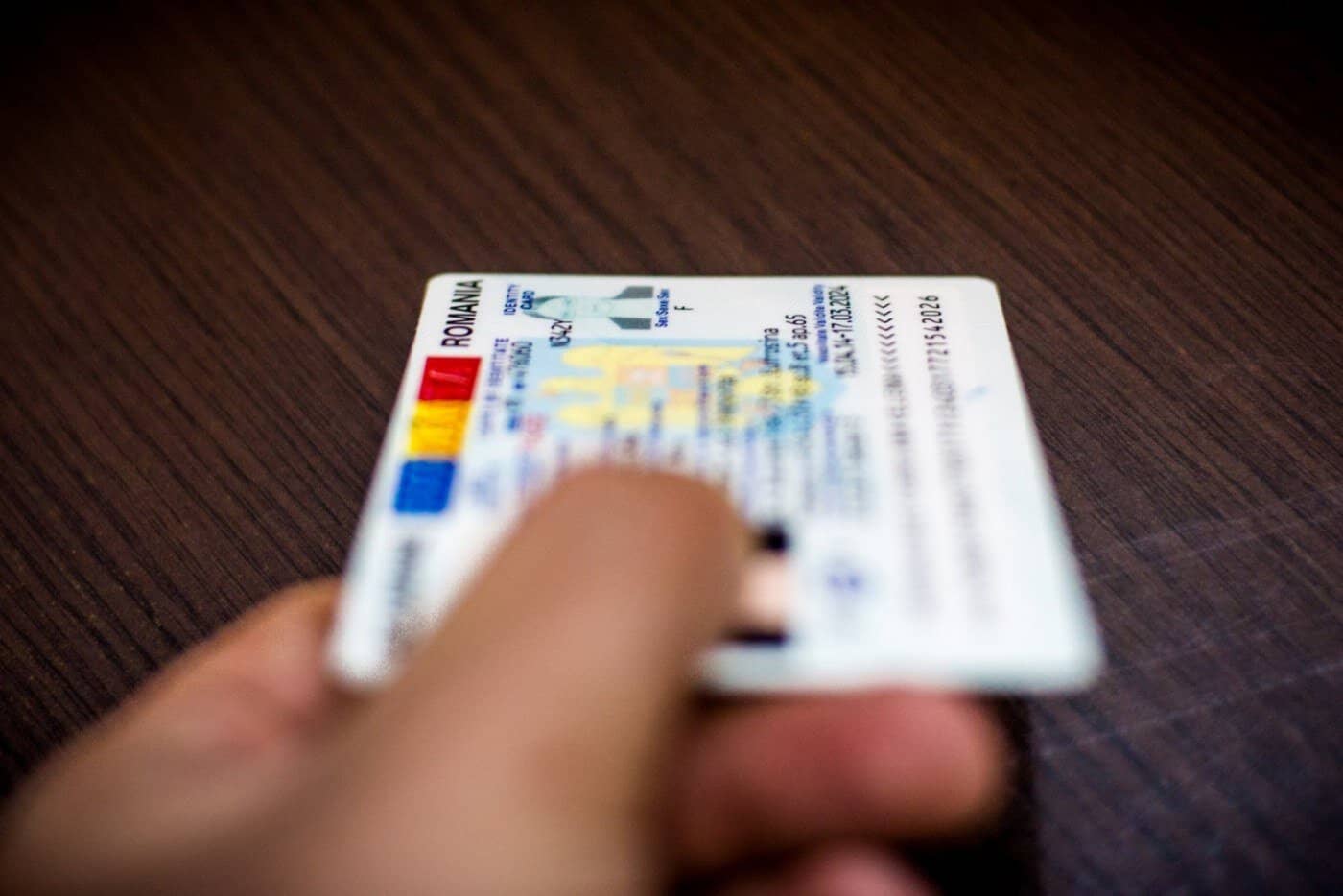 De când nu vor mai putea fi folosite buletinele vechi. Ce trebuie să facă românii care au cărțile de identitate în formatul din 1997 De când nu vor mai putea fi folosite buletinele vechi. Ce trebuie să facă românii care au cărțile de identitate în formatul din 1997