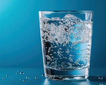 Bei apă minerală zilnic? Iată ce efecte poate avea asupra organismului, potrivit nutriționiștilor Bei apă minerală zilnic? Iată ce efecte poate avea asupra organismului, potrivit nutriționiștilor