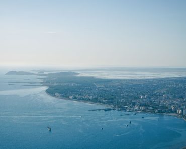 Vacanță de coșmar pentru o familie de români în Albania. Toți s-au îmbolnăvit după ce au intrat în mare: „Apa era uneori tulbure” Vacanță de coșmar pentru o familie de români în Albania. Toți s-au îmbolnăvit după ce au intrat în mare: „Apa era uneori tulbure”