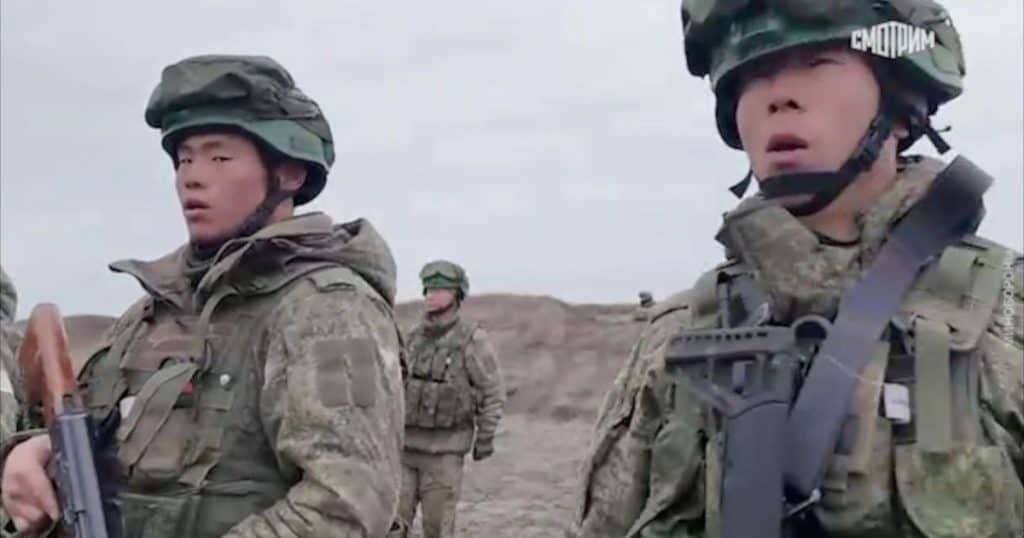 „Rușii încearcă să le ardă literalmente fețele”. Ucraina a capturat mercenari plătiți de Putin din peste 50 de țări și trimiși pe front