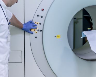 Un bărbat, uitat de medici în aparatul de RMN. A fost descoperit după șase ore Un bărbat, uitat de medici în aparatul de RMN. A fost descoperit după șase ore