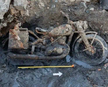 Descoperire incredibilă făcută în inima Budapestei. O motocicletă și doi soldați germani au fost găsiți în Dunăre Descoperire incredibilă făcută în inima Budapestei. O motocicletă și doi soldați germani au fost găsiți în Dunăre