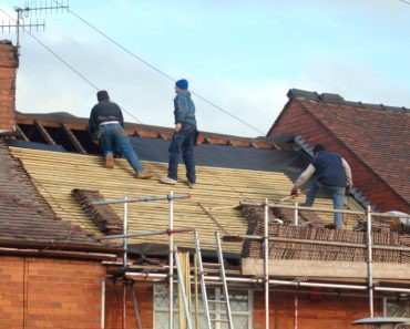 „Meșteri” care lăsau case fără acoperiș și apoi cereau sume uriașe proprietarilor pentru lucrări. Trei bărbați, trimiși în judecată