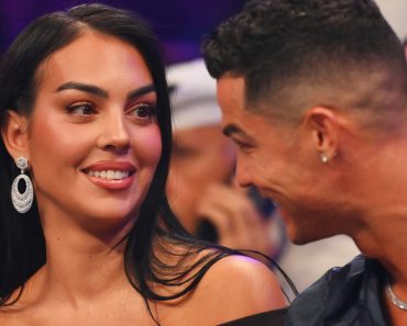 Mii de fani s-au strâns la o catedrală pentru nunta lui Cristiano Ronaldo şi Georgina. Surpriză: Mirii au fost Fabio şi Fatima