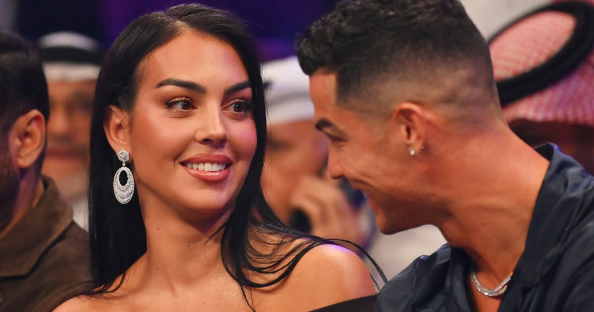 Mii de fani s-au strâns la o catedrală pentru nunta lui Cristiano Ronaldo şi Georgina. Surpriză: Mirii au fost Fabio şi Fatima