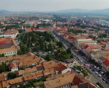 Cum au ajuns localnicii unui oraș din România să fie terorizați de un grup de minori. Copiii se filmează făcând cascadorii pe biciclete