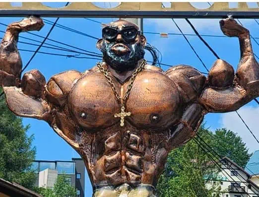 Statuia care a stârnit controverse în Bușteni. „Poate că am greșit, noi am vrut să facem ceva pe placul turiștilor” Statuia care a stârnit controverse în Bușteni. „Poate că am greșit, noi am vrut să facem ceva pe placul turiștilor”