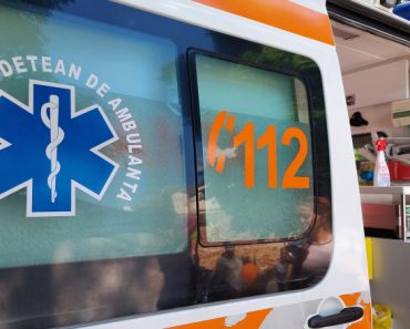 Ambulanţă atacată cu topoarele într-o comună din Cluj, după ce într-un clip pe TikTok s-a afirmat că „fură copii”. Șoferul a fost rănit Ambulanţă atacată cu topoarele într-o comună din Cluj, după ce într-un clip pe TikTok s-a afirmat că „fură copii”. Șoferul a fost rănit