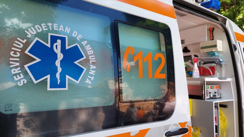 Ambulanţă atacată cu topoarele într-o comună din Cluj, după ce într-un clip pe TikTok s-a afirmat că „fură copii”. Șoferul a fost rănit