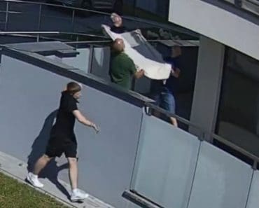 „O chestiune de secunde”: Momentul în care trei polonezi reușesc să prindă într-o pătură un copil care cade de la etajul 5 al unui bloc