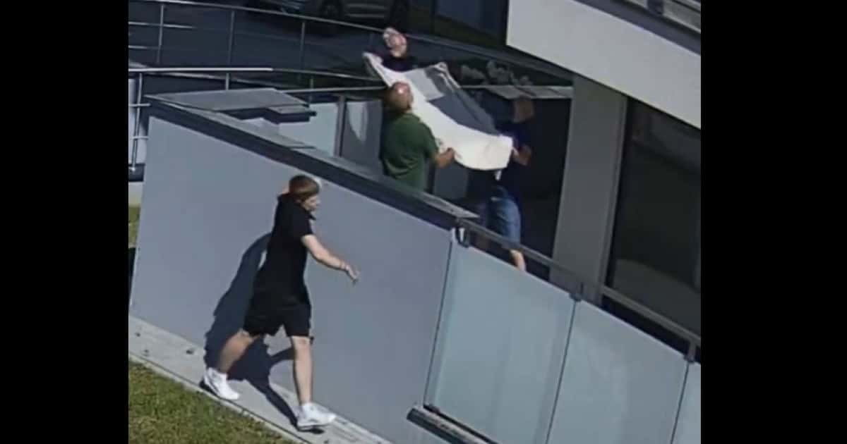 „O chestiune de secunde”: Momentul în care trei polonezi reușesc să prindă într-o pătură un copil care cade de la etajul 5 al unui bloc