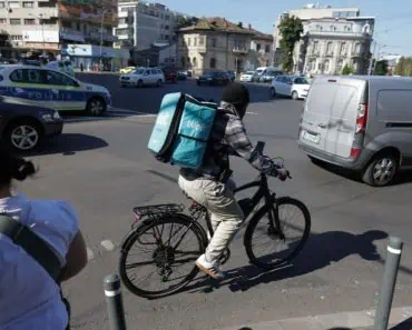 De ce vezi curieri nepalezi cu geci și mănuși la temperaturi de 40°C. Explicația este surprinzătoare
