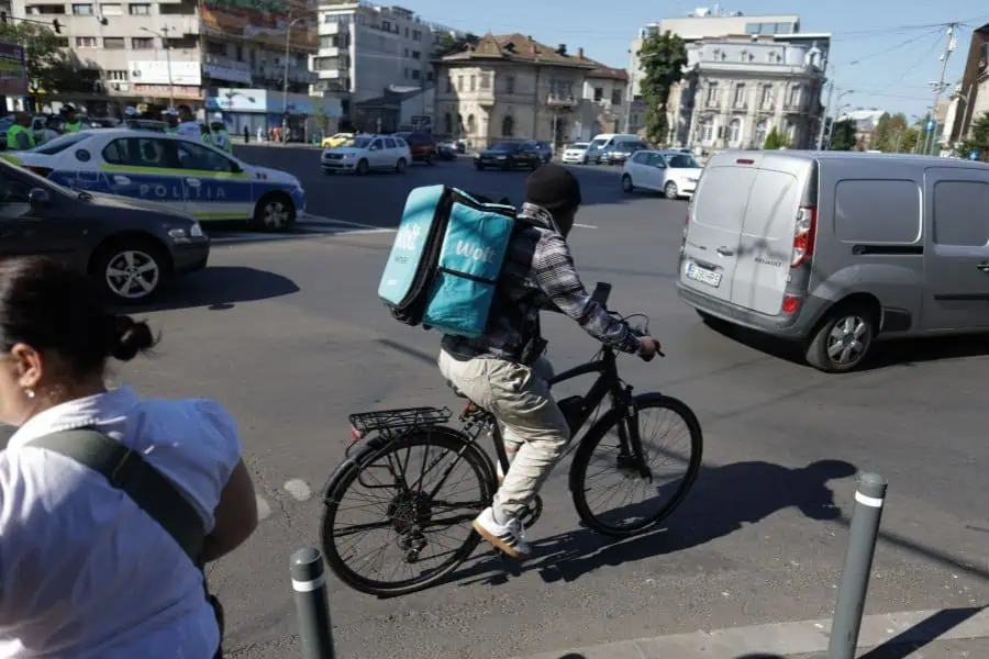 De ce vezi curieri nepalezi cu geci și mănuși la temperaturi de 40°C. Explicația este surprinzătoare De ce vezi curieri nepalezi cu geci și mănuși la temperaturi de 40°C. Explicația este surprinzătoare