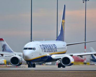 Coșmar pentru pasagerii unui zbor Ryanair. Oamenii au leșinat și au vomitat după ce au stat blocați în avion