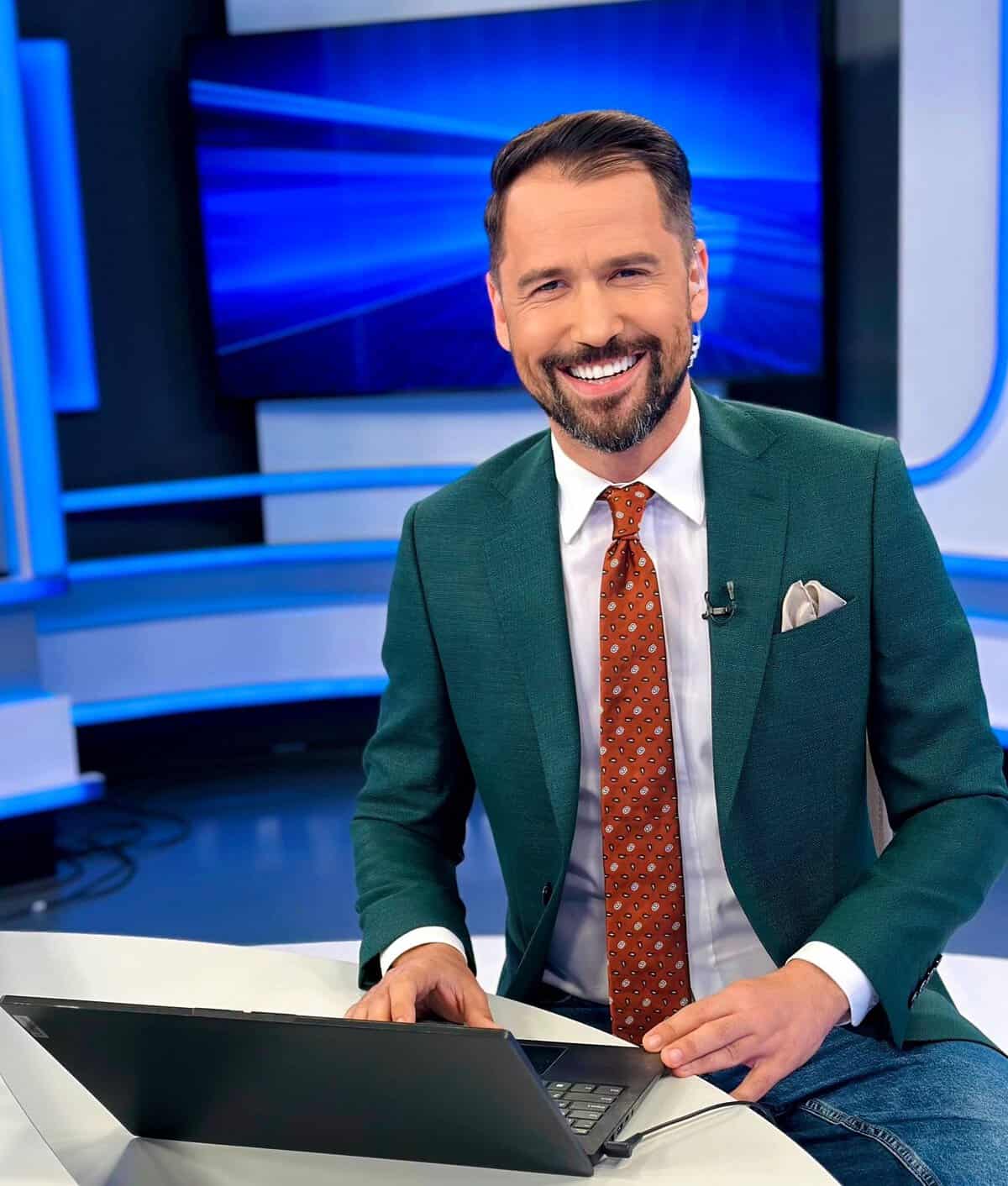 Alexandru Constantin, primele declarații după demisia de la România TV: „Schimbăm regulile jocului!” Cum arată sora geamănă a vedetei TV
