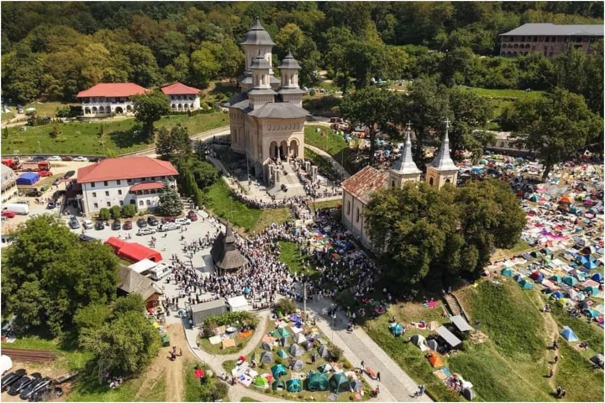 O scenă de la Mănăstirea Nicula a creat discuții aprinse. Imaginile cu pelerinii care merg în genunchi și în coate au devenit virale: „Mi-e și puțin milă” O scenă de la Mănăstirea Nicula a creat discuții aprinse. Imaginile cu pelerinii care merg în genunchi și în coate au devenit virale: „Mi-e și puțin milă”