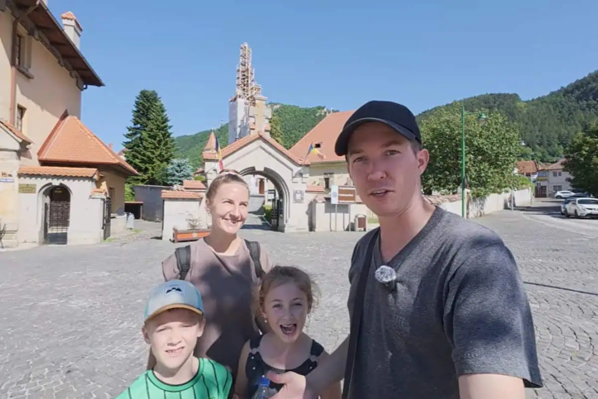Orașul din România în care o familie de turiști străini a ales să petreacă trei săptămâni: „Arhitectura de aici te face să te oprești din mers”