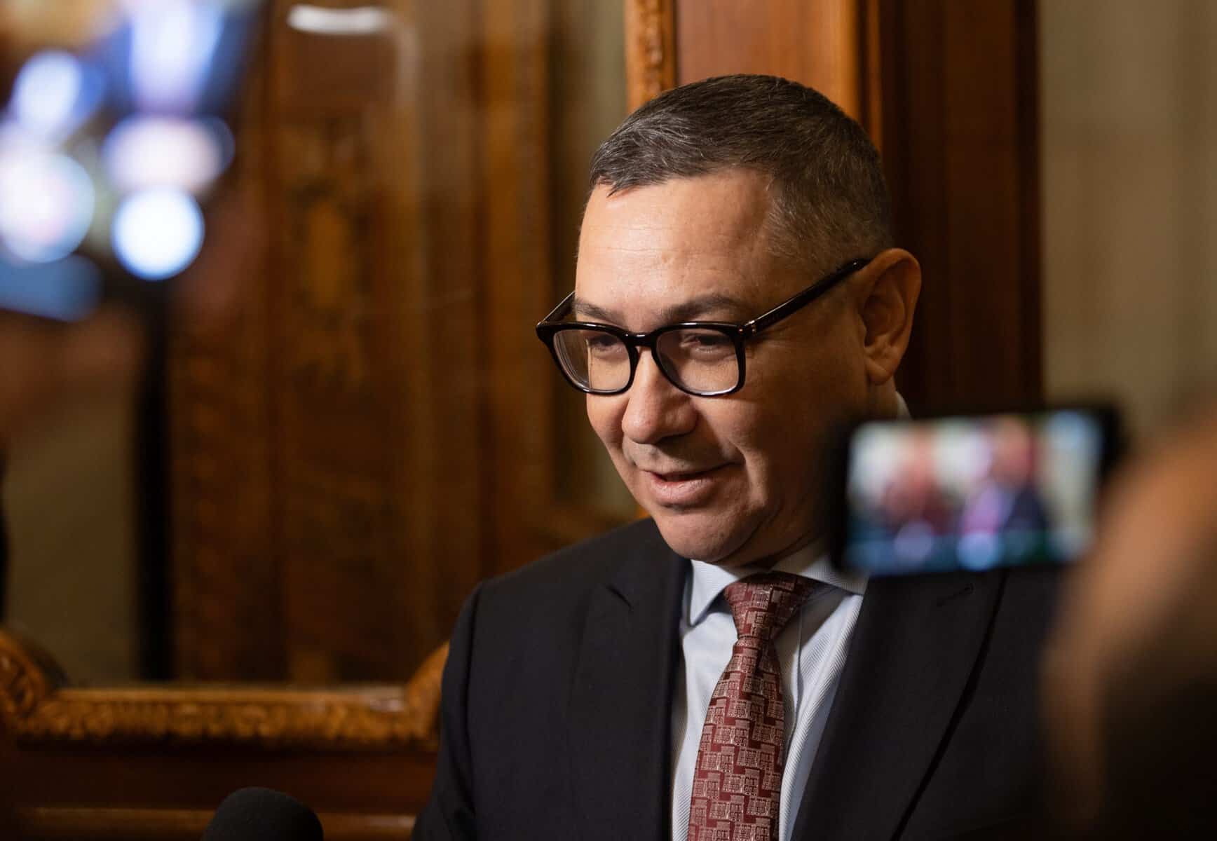 Victor Ponta, imagine emoționantă alături de fiica adoptată. Cum au reacționat internauții: „I-ați schimbat destinul” Victor Ponta, imagine emoționantă alături de fiica adoptată. Cum au reacționat internauții: „I-ați schimbat destinul”