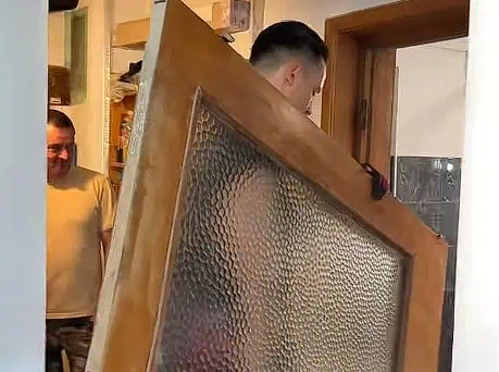 Ce găsești după ce demontezi o ușă veche de pe vremea comunismului. Descoperirile unui muncitor