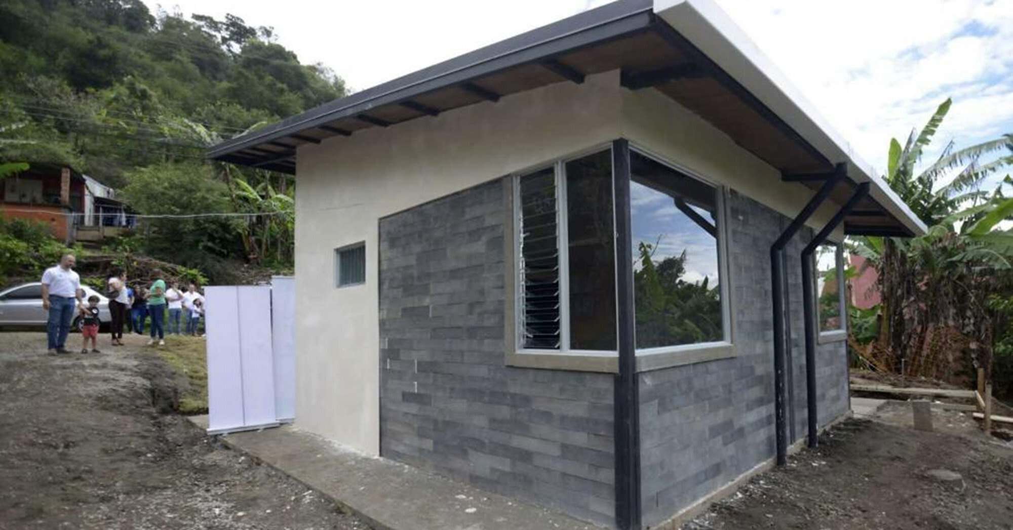 O mamă a economisit bani nouă ani pentru a construi casa visurilor sale. Construcția a fost ridicată dintr-un material unic O mamă a economisit bani nouă ani pentru a construi casa visurilor sale. Construcția a fost ridicată dintr-un material unic