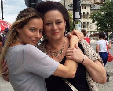 Laura Cosoi, copleșită de emoții când și-a revăzut mama în fotografii. Ce obiect de suflet a păstrat vedeta