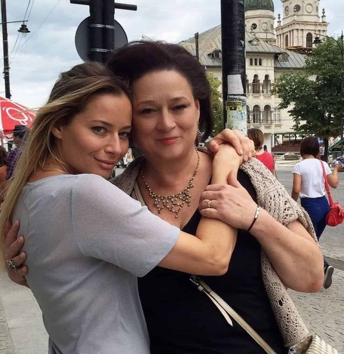 Laura Cosoi, copleșită de emoții când și-a revăzut mama în fotografii. Ce obiect de suflet a păstrat vedeta Laura Cosoi, copleșită de emoții când și-a revăzut mama în fotografii. Ce obiect de suflet a păstrat vedeta