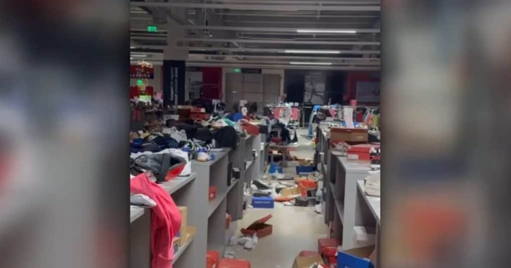 Magazinul unui brand care pleacă din România, devastat după ce a anunțat reduceri de 50%. „Pare că a fost vizitat de o tornadă”