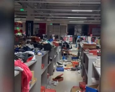 Magazinul unui brand care pleacă din România, devastat după ce a anunțat reduceri de 50%. „Pare că a fost vizitat de o tornadă”