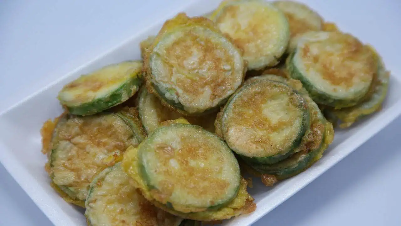 Dovlecei prăjiți în stil grecesc. Ingredientul secret care le dă o savoare aparte Dovlecei prăjiți în stil grecesc. Ingredientul secret care le dă o savoare aparte