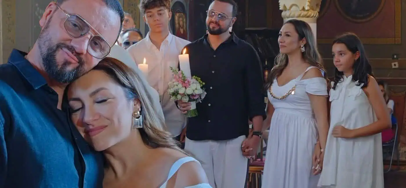 Andra și Măruță și-au reînnoit jurămintele la biserică, la 18 ani de căsnicie! Au chefuit până în zori cu Holograf, 3 Sud Est și Leo de la Roșiori Andra și Măruță și-au reînnoit jurămintele la biserică, la 18 ani de căsnicie! Au chefuit până în zori cu Holograf, 3 Sud Est și Leo de la Roșiori
