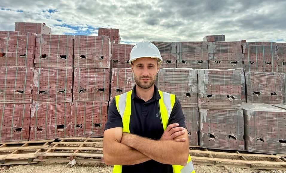 Românul care a plecat la 19 ani în Anglia să lucreze ca salahor. 10 ani mai târziu, are o avere cât pentru două vieți Românul care a plecat la 19 ani în Anglia să lucreze ca salahor. 10 ani mai târziu, are o avere cât pentru două vieți