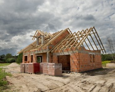 „Cineva și-a construit o casă pe terenul meu”. Coșmarul unui român care a cumpărat o proprietate în urmă cu 12 ani