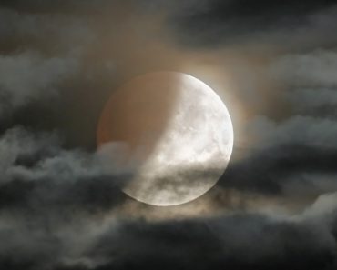 Eclipsă parțială de Lună în această noapte, vizibilă și din România. La ce oră începe și de unde poate fi observată