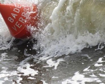 Un bărbat s-a înecat în mare la Eforie Nord. Fusese scos de salvamari de 3 ori din valuri, în cursul zilei, dar a intrat din nou în apă