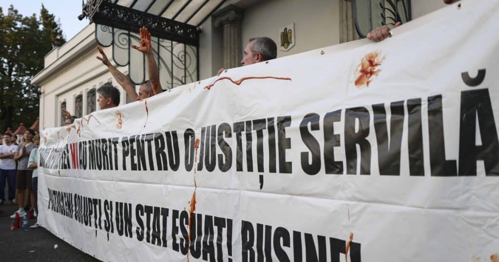 „Te-am votat și ne-ai trădat”. Zeci de oameni au protestat la Cotroceni, după ce Nicușor Dan a spus că șeful SPP nu trebuie demis