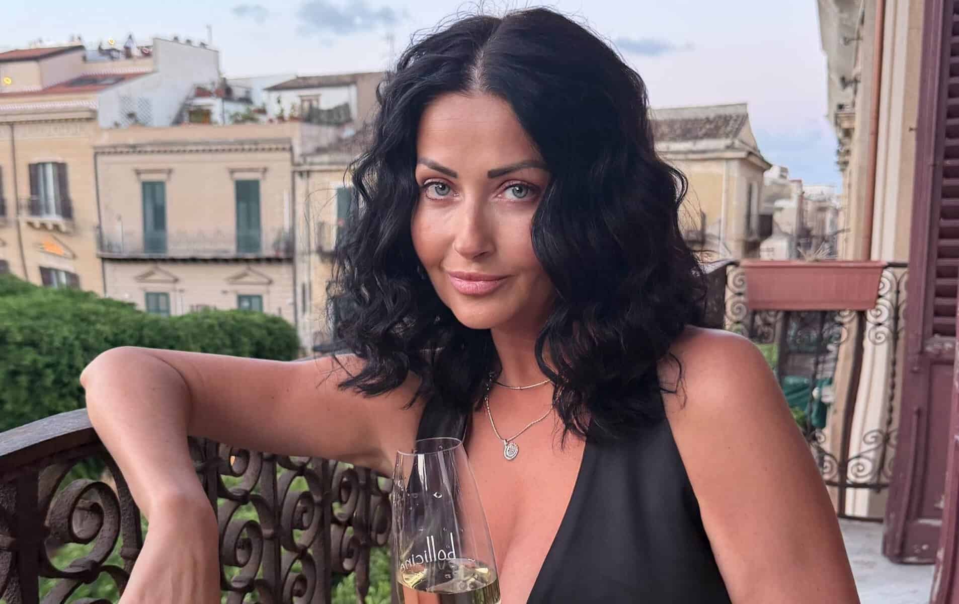 Gabriela Cristea, cu tunurile pe cei care o critică: „Noi nu suntem exponate într-o vitrină”