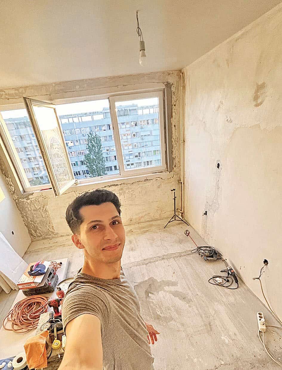 Un român de 24 de ani și-a cumpărat un apartament cu credit și l-a renovat singur de la zero: „De şapte luni lucrez la casa mea” Un român de 24 de ani și-a cumpărat un apartament cu credit și l-a renovat singur de la zero: „De şapte luni lucrez la casa mea”