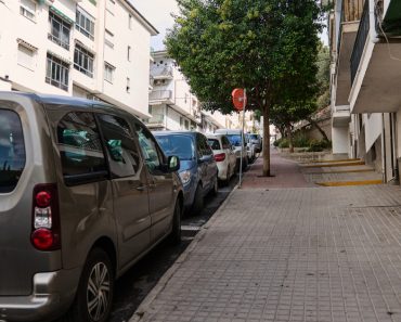 Cui aparține spațiul din fața casei sau a blocului. Cine îl poate folosi și ce amenzi riscă cei care încalcă regulile