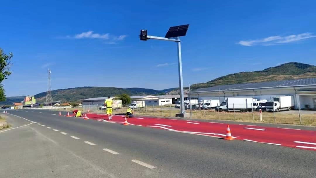 Apar „covoare roșii” pe șoselele din România! Ce trebuie să facă șoferii când ajung la ele Apar „covoare roșii” pe șoselele din România! Ce trebuie să facă șoferii când ajung la ele