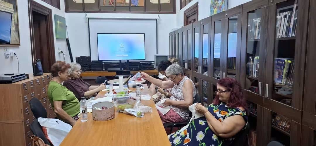 Biblioteca N. Iorga organizează, în fiecare miercuri, șezătoare „Zestrea Vie” din Ploiești: atelier de cusături tradiționale Biblioteca N. Iorga organizează, în fiecare miercuri, șezătoare „Zestrea Vie” din Ploiești: atelier de cusături tradiționale