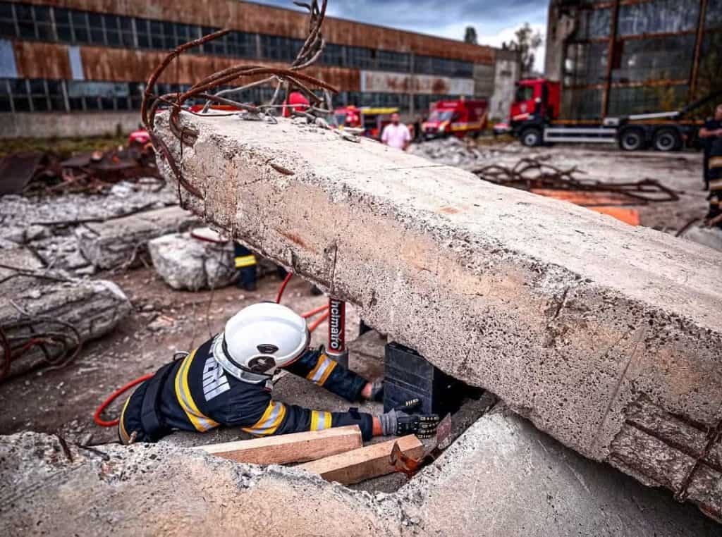 EXERCIȚIU/ Intervenție ISU Prahova după un CUTREMUR de 7,4 grade