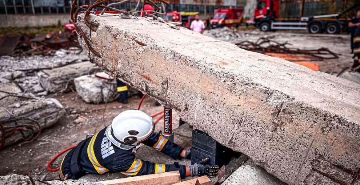 EXERCIȚIU/ Intervenție ISU Prahova după un CUTREMUR de 7,4 grade