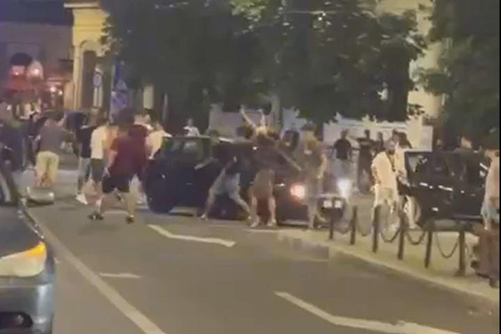 Suporteri conduși la sediul de poliție în urma unui conflict izbucnit după partida Petrolul Ploiești – Rapid București Suporteri conduși la sediul de poliție în urma unui conflict izbucnit după partida Petrolul Ploiești – Rapid București